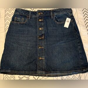 Old Navy denim skirt size 4. New with tags.